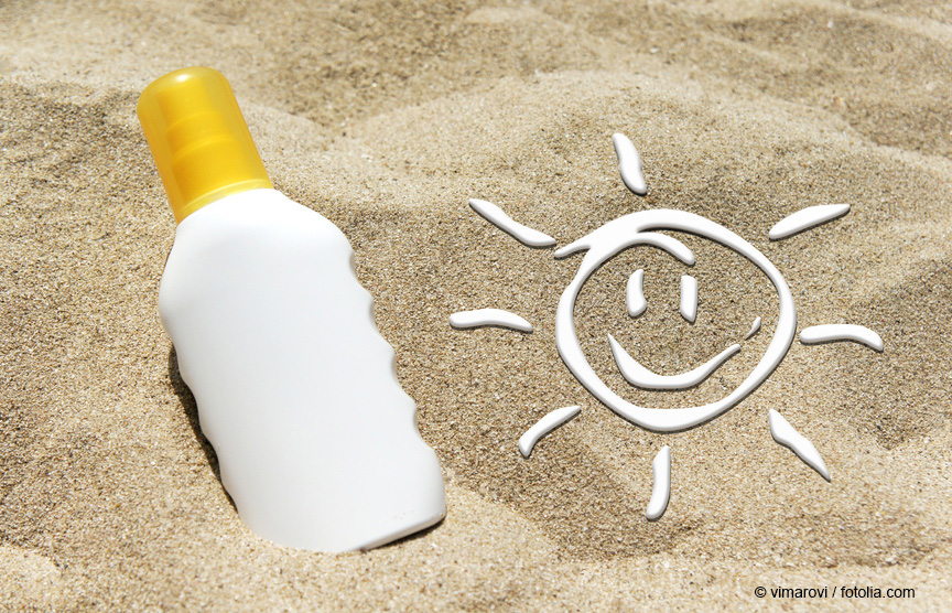 Im Sand liegende Flasche Sonnencreme als Anwendungsbeispiel für Nanomaterialen in Sonnenschutzmitteln